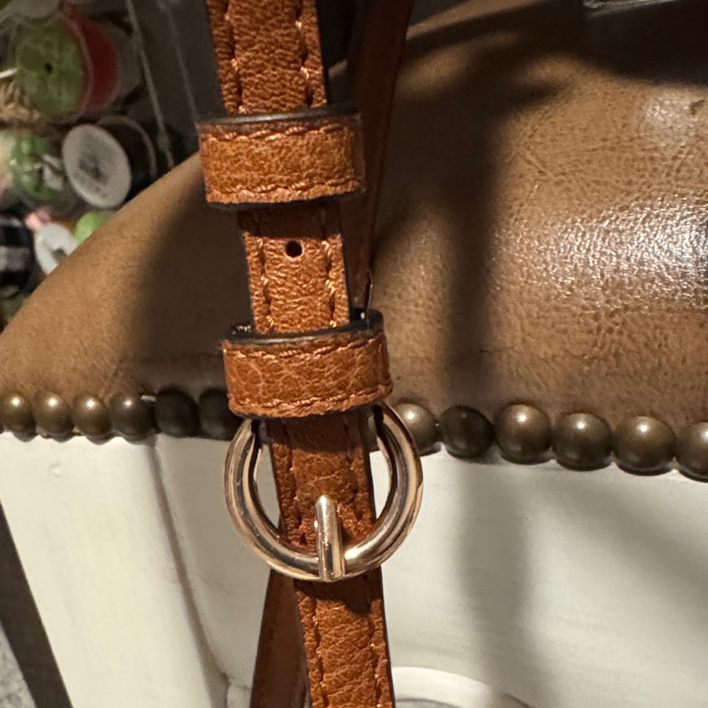 Heart-Shaped Brown Leather Crossbody Bag - Picture 3 of 7